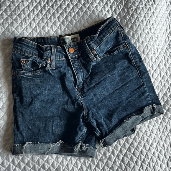 Vintage Levi high waist shorts - Picture 3 of 3